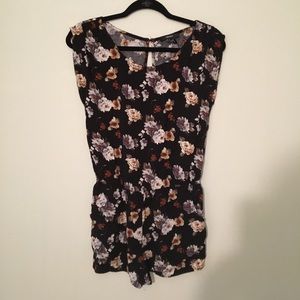 Cute&comfy floral romper!